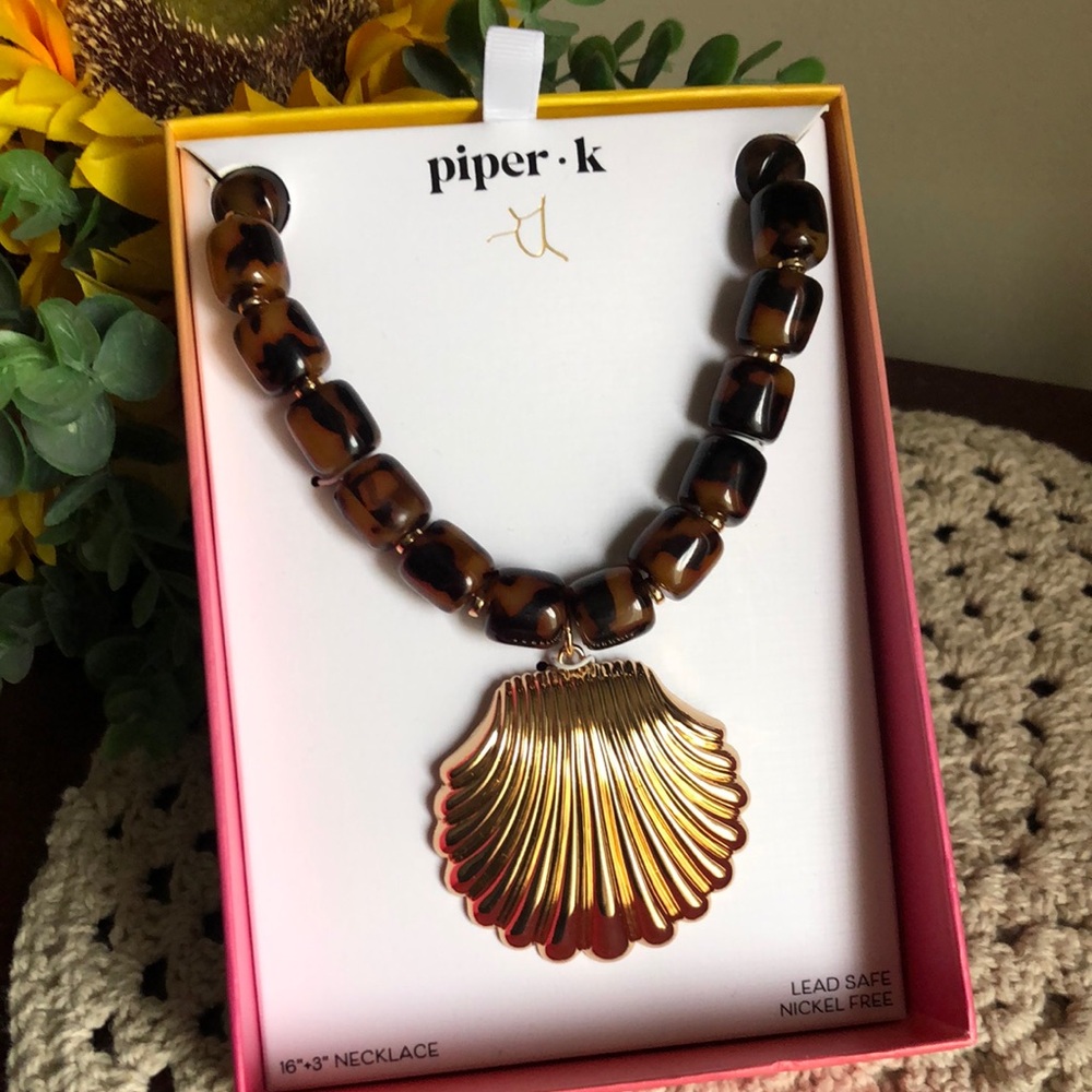 Piper K Gold Shell Pendant Necklace with Tortoiseshell Beads